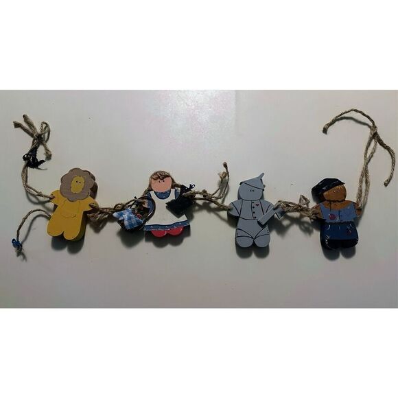 Wizard of Oz Painted Wooden Decor On String Garland Wendy Toto Lion Tin Man - Picture 1 of 9